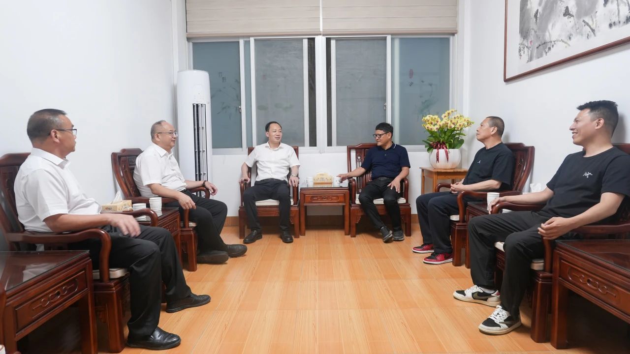 华安县委书记会见买球(中国)官方网站
代表